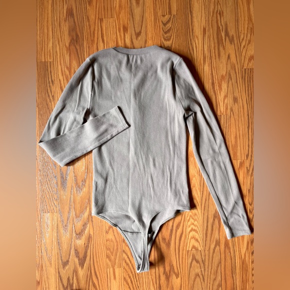 Abercrombie & Fitch Taupe Ribbed Bodysuit Button-Up Top Shirt Long Sleeve Medium - Picture 2 of 3